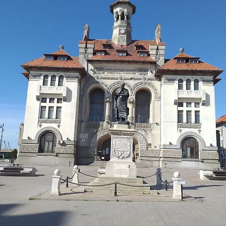3 Rooms, Nearby Casino, Cliff, Port, Aquarium, Beach, Ovidius Square Lejlighed